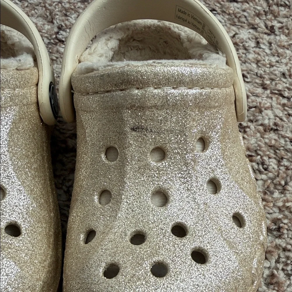 TODDLER GOLD SPARKLY FUR LINED CROCS